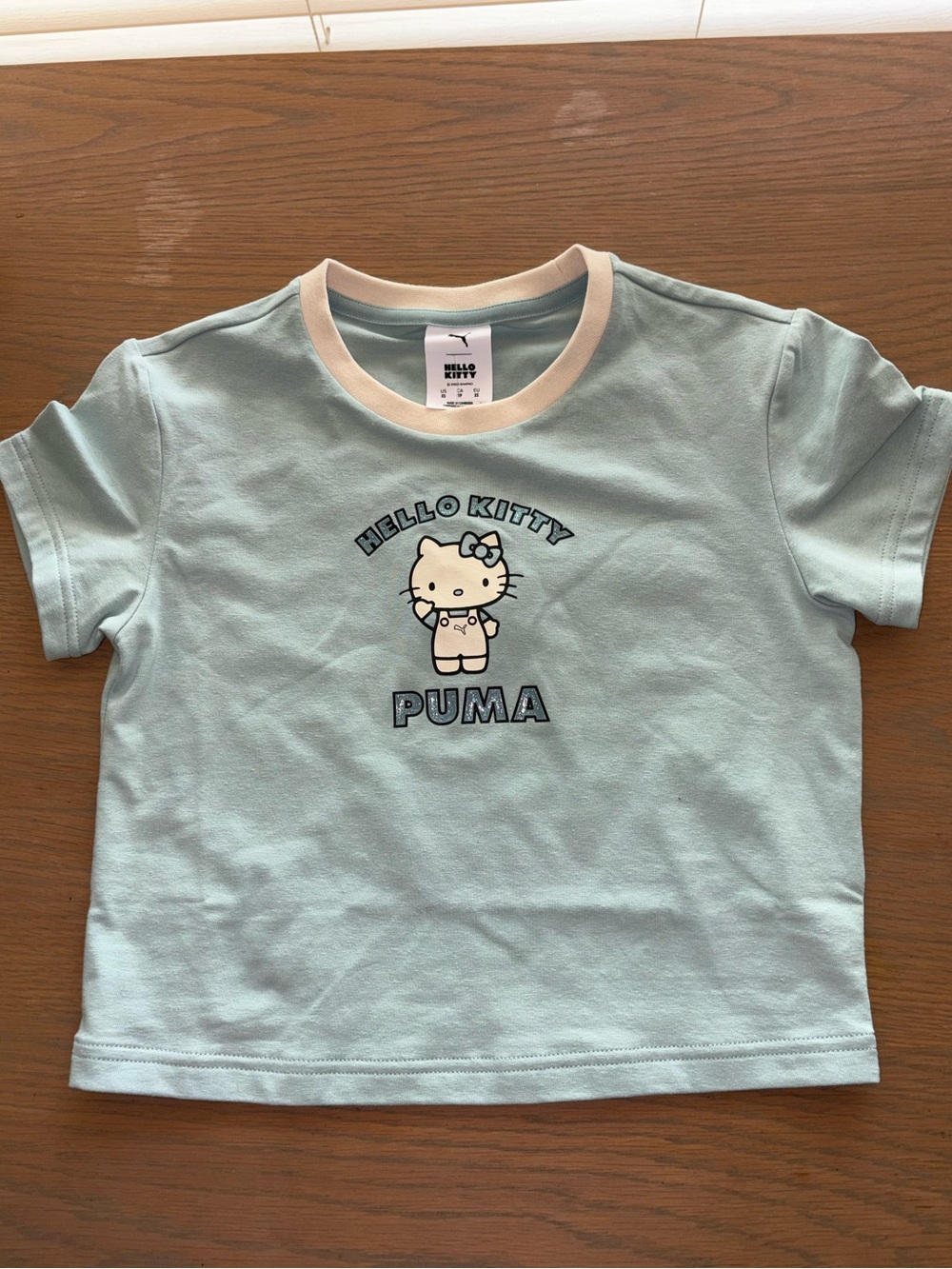 HELLO KITTY PUMAS WOMENS CROP T-SHIRT   NWT — XS